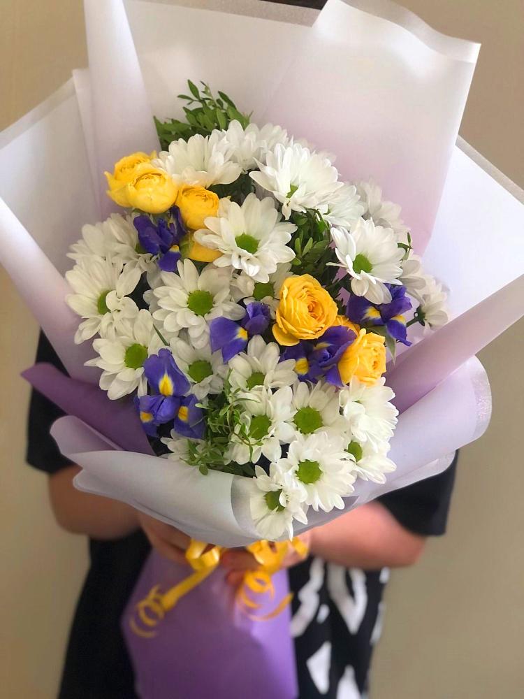 Букет цветов из: Ирисы, Хризантемы и Розы в Люберцах
