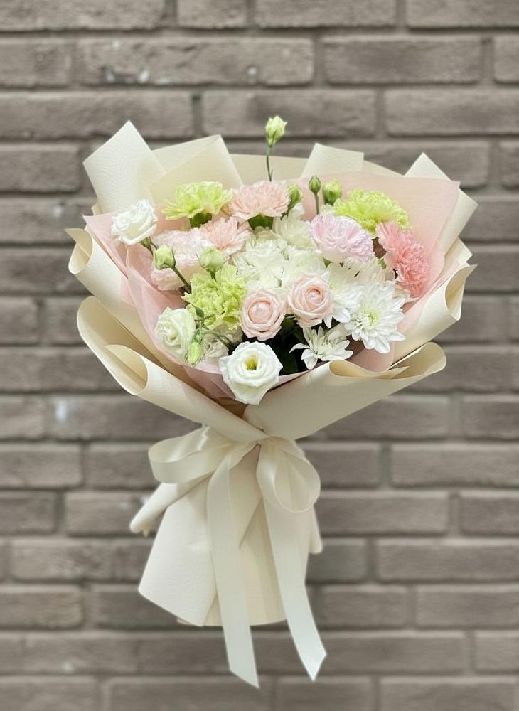 Букет цветов из: Гвоздики, Розы, Лизиантусы и Хризантемы в Люберцах