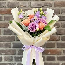 Букет цветов из:  Лизиантусы и Розы в Люберцах