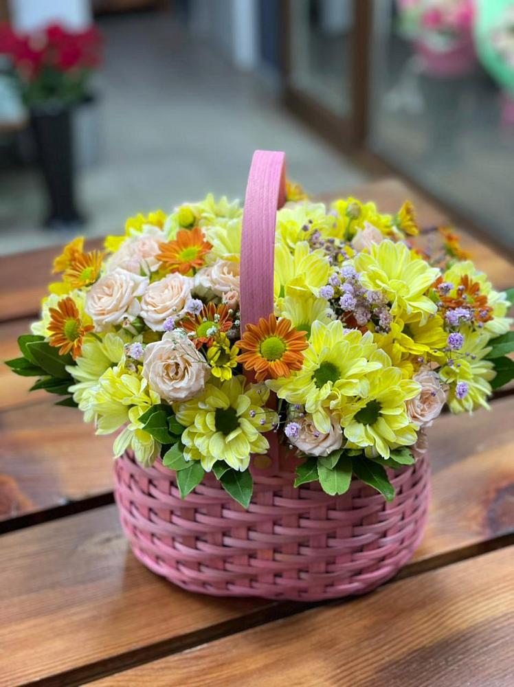 Цветочная композиция из Хризантемы и Розы в корзине в Люберцах